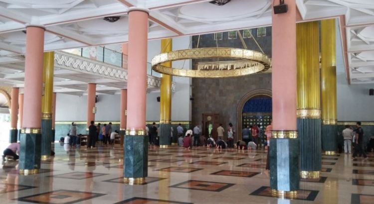 Shaf Jamaah Terhalang Tiang Masjid